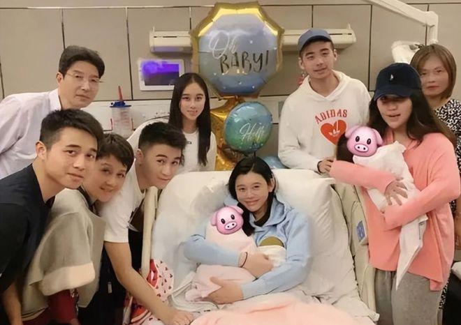 何猷君携奚梦瑶上综艺提及赌王父亲 暴露四房尴尬