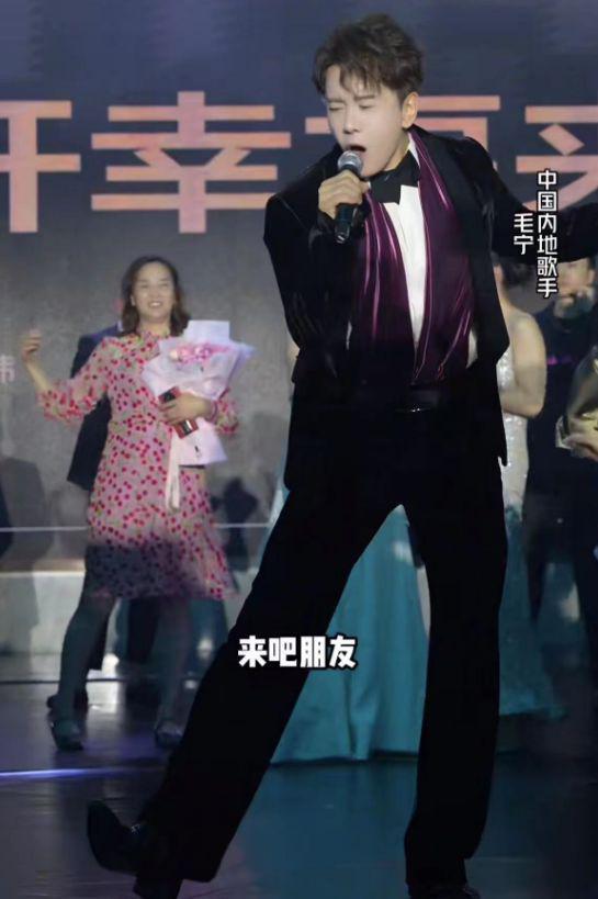 54岁毛宁商演出场费40万！紧搂美女富婆笑容灿烂