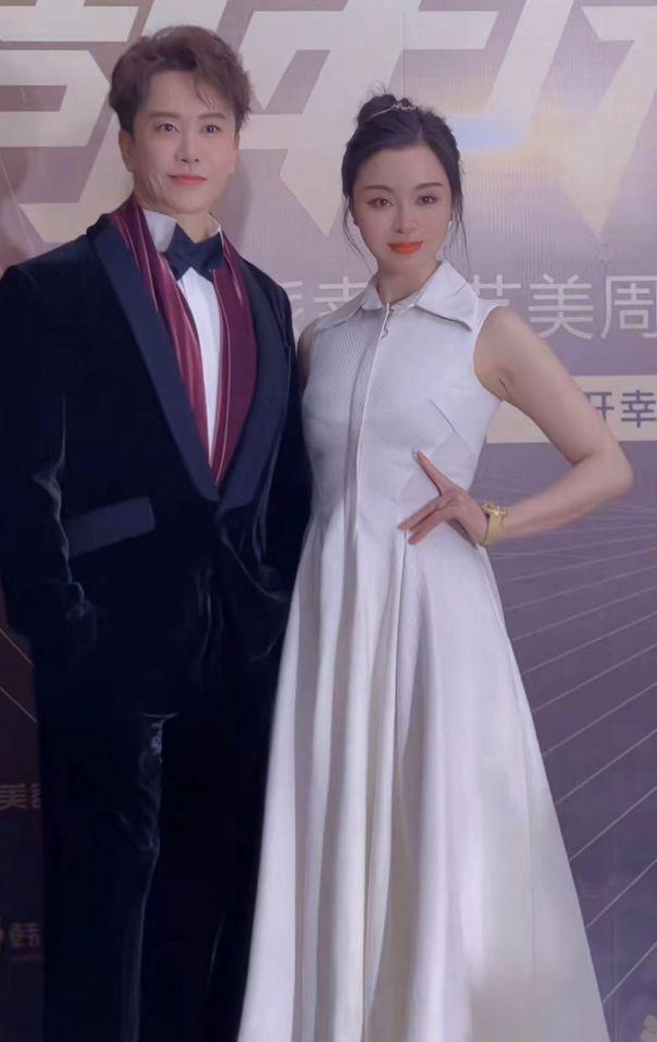 54岁毛宁商演出场费40万！紧搂美女富婆笑容灿烂