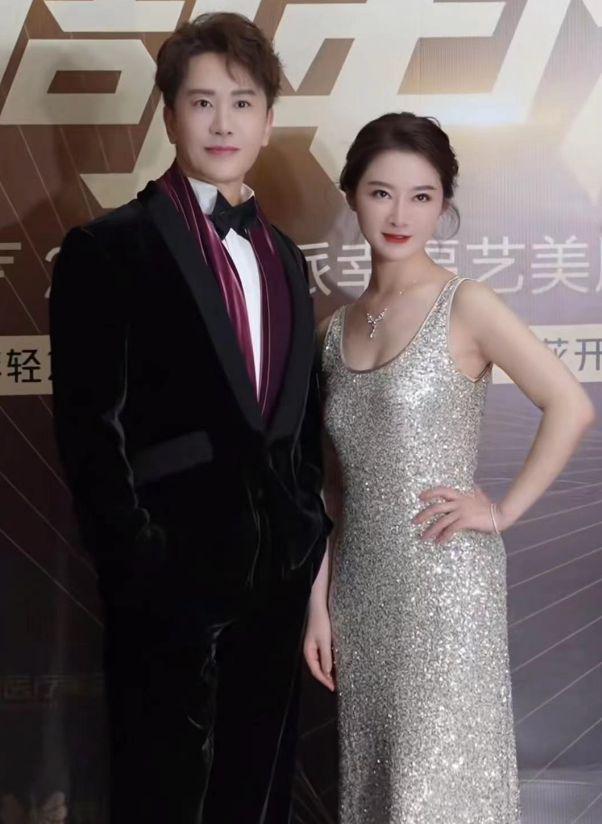 54岁毛宁商演出场费40万！紧搂美女富婆笑容灿烂