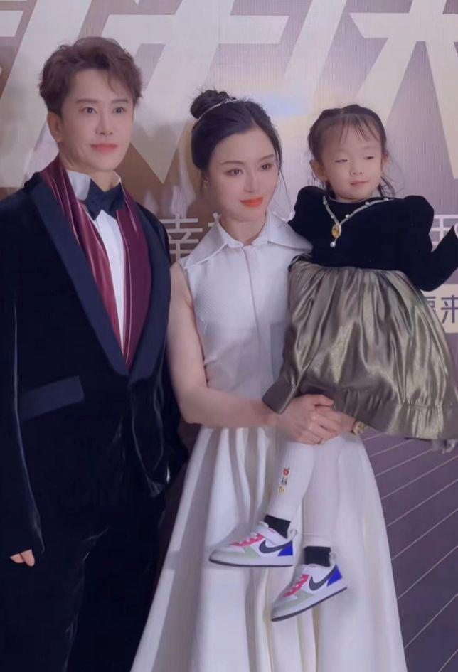 54岁毛宁商演出场费40万！紧搂美女富婆笑容灿烂