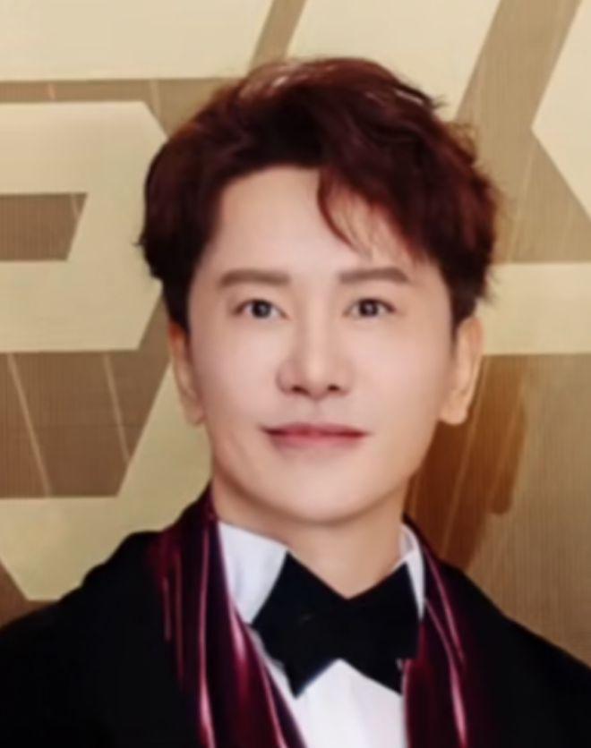 54岁毛宁商演出场费40万！紧搂美女富婆笑容灿烂