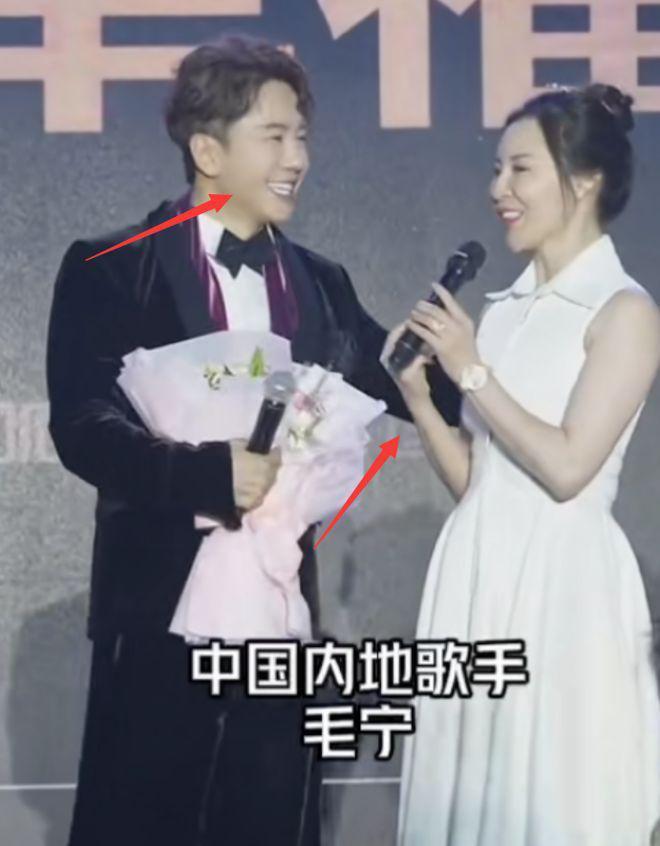 54岁毛宁商演出场费40万！紧搂美女富婆笑容灿烂