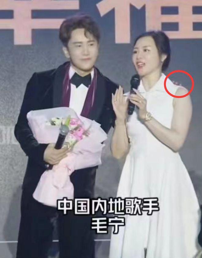 54岁毛宁商演出场费40万！紧搂美女富婆笑容灿烂