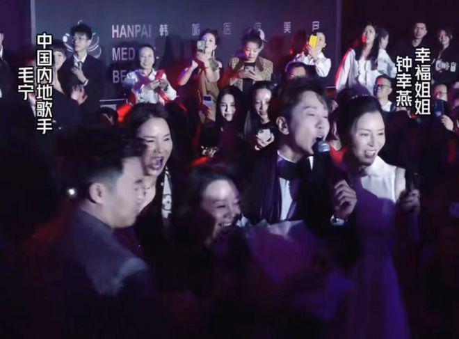 54岁毛宁商演出场费40万！紧搂美女富婆笑容灿烂