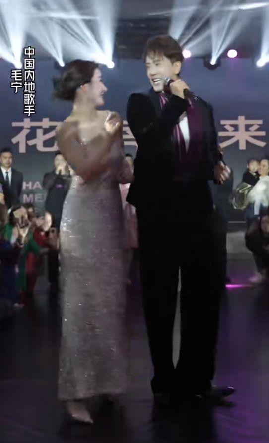 54岁毛宁商演出场费40万！紧搂美女富婆笑容灿烂