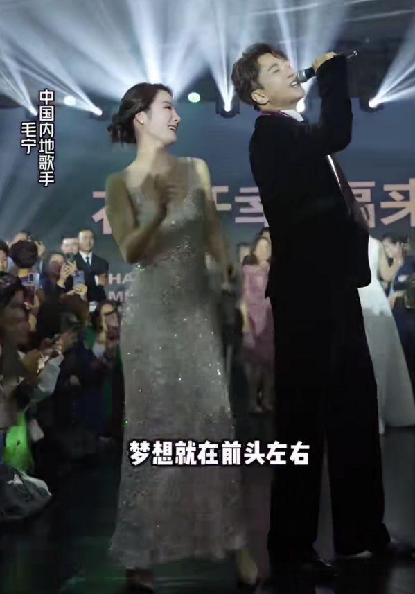 54岁毛宁商演出场费40万！紧搂美女富婆笑容灿烂