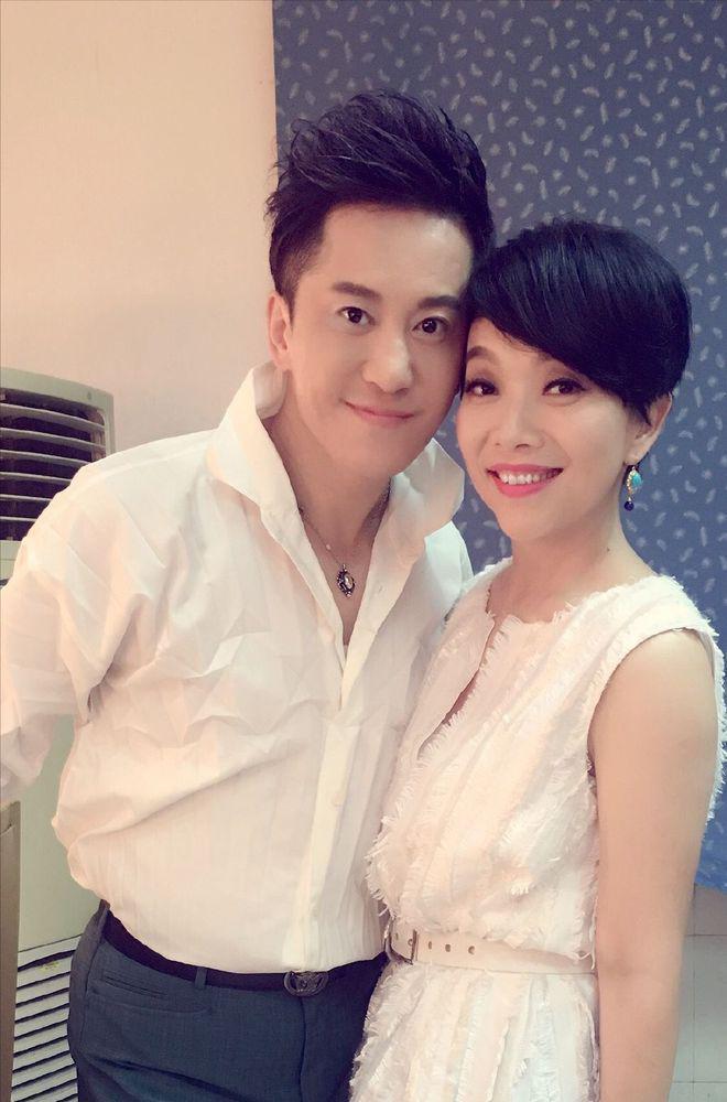 54岁毛宁商演出场费40万！紧搂美女富婆笑容灿烂