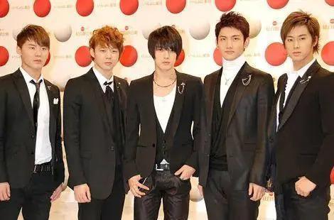 韩男团顶流塌房后仍不肯退休，和泰国富婆恋爱拿代言合约