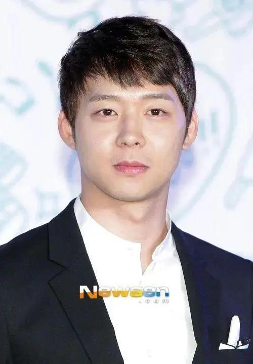 韩男团顶流塌房后仍不肯退休，和泰国富婆恋爱拿代言合约