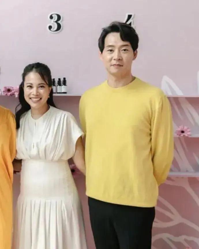 韩男团顶流塌房后仍不肯退休，和泰国富婆恋爱拿代言合约