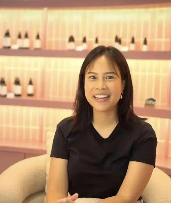 韩男团顶流塌房后仍不肯退休，和泰国富婆恋爱拿代言合约