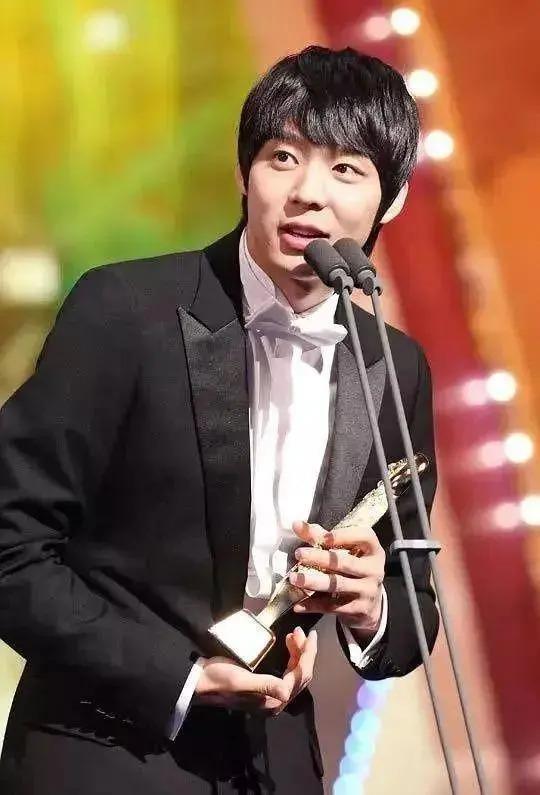 韩男团顶流塌房后仍不肯退休，和泰国富婆恋爱拿代言合约