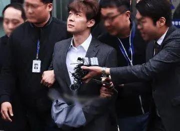 韩男团顶流塌房后仍不肯退休，和泰国富婆恋爱拿代言合约