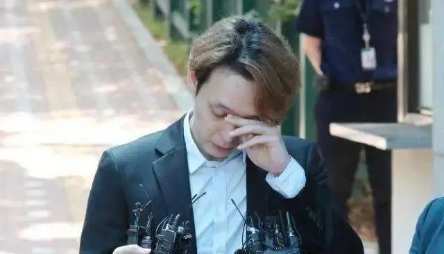 韩男团顶流塌房后仍不肯退休，和泰国富婆恋爱拿代言合约