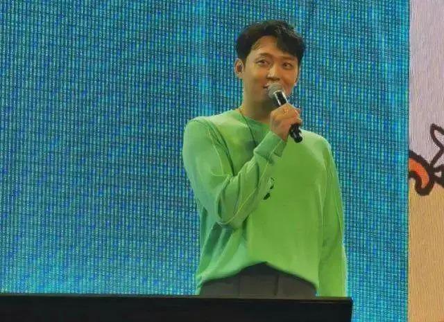 韩男团顶流塌房后仍不肯退休，和泰国富婆恋爱拿代言合约