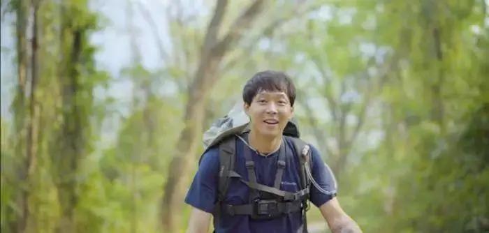 韩男团顶流塌房后仍不肯退休，和泰国富婆恋爱拿代言合约