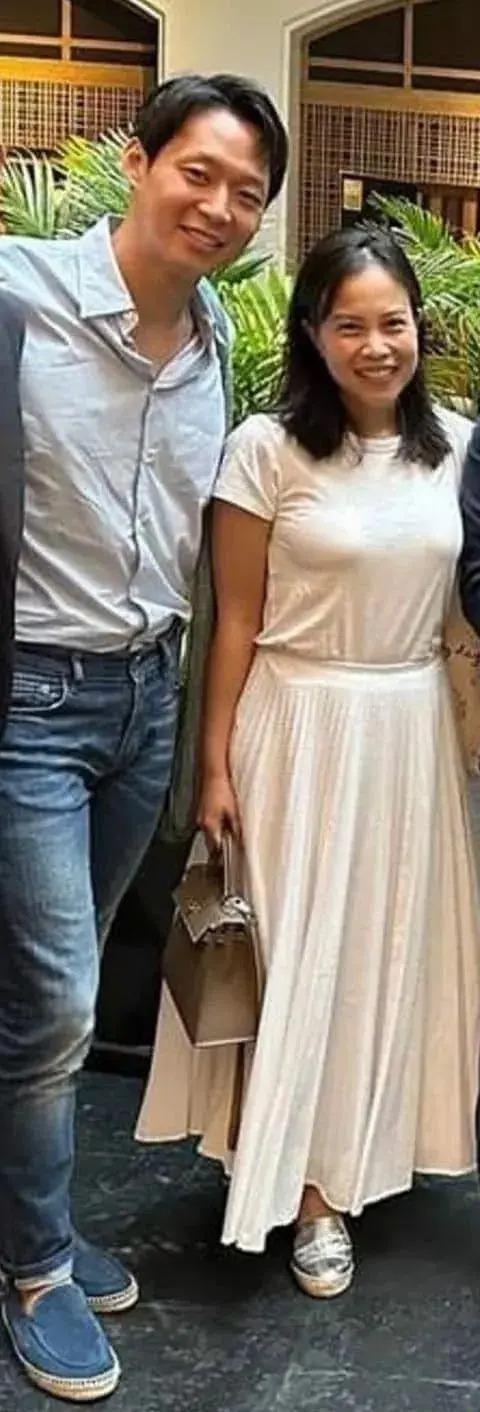 韩男团顶流塌房后仍不肯退休，和泰国富婆恋爱拿代言合约