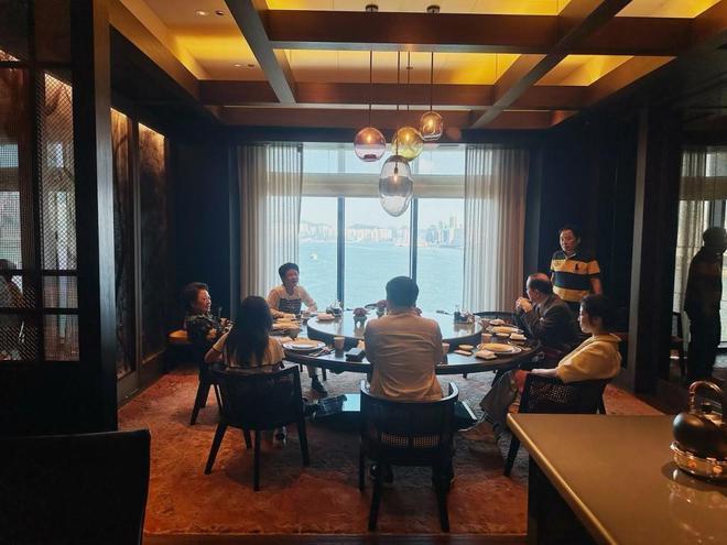 向华强四哥向华荣罕露面 携夫人饮茶大佬气场全开