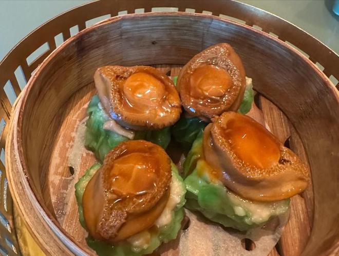 向华强四哥向华荣罕露面 携夫人饮茶大佬气场全开