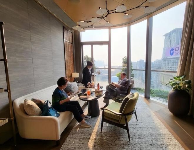 向华强四哥向华荣罕露面 携夫人饮茶大佬气场全开