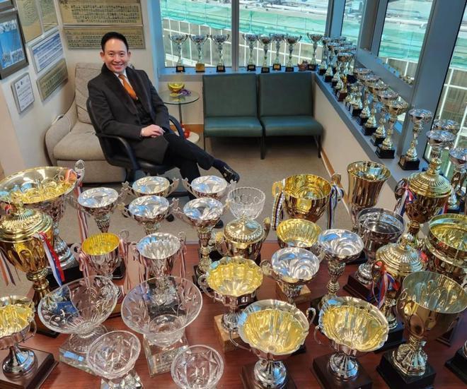 向华强四哥向华荣罕露面 携夫人饮茶大佬气场全开