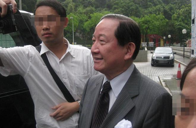 向华强四哥向华荣罕露面 携夫人饮茶大佬气场全开