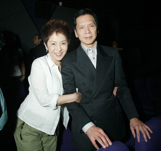 向华强四哥向华荣罕露面 携夫人饮茶大佬气场全开