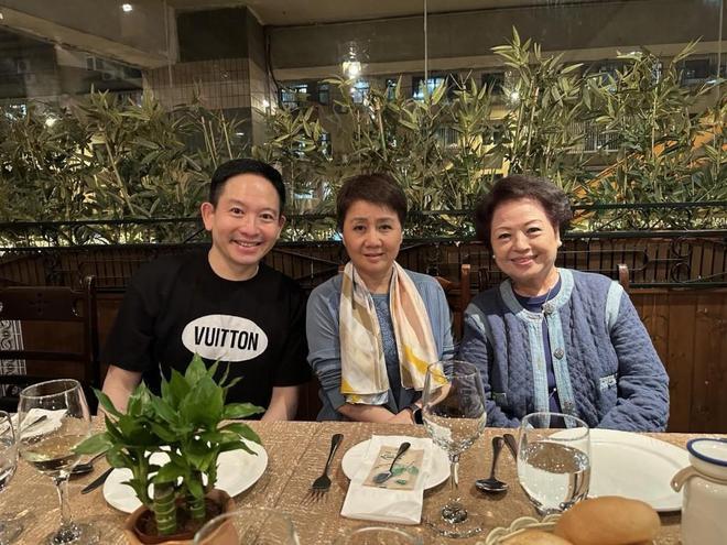 向华强四哥向华荣罕露面 携夫人饮茶大佬气场全开