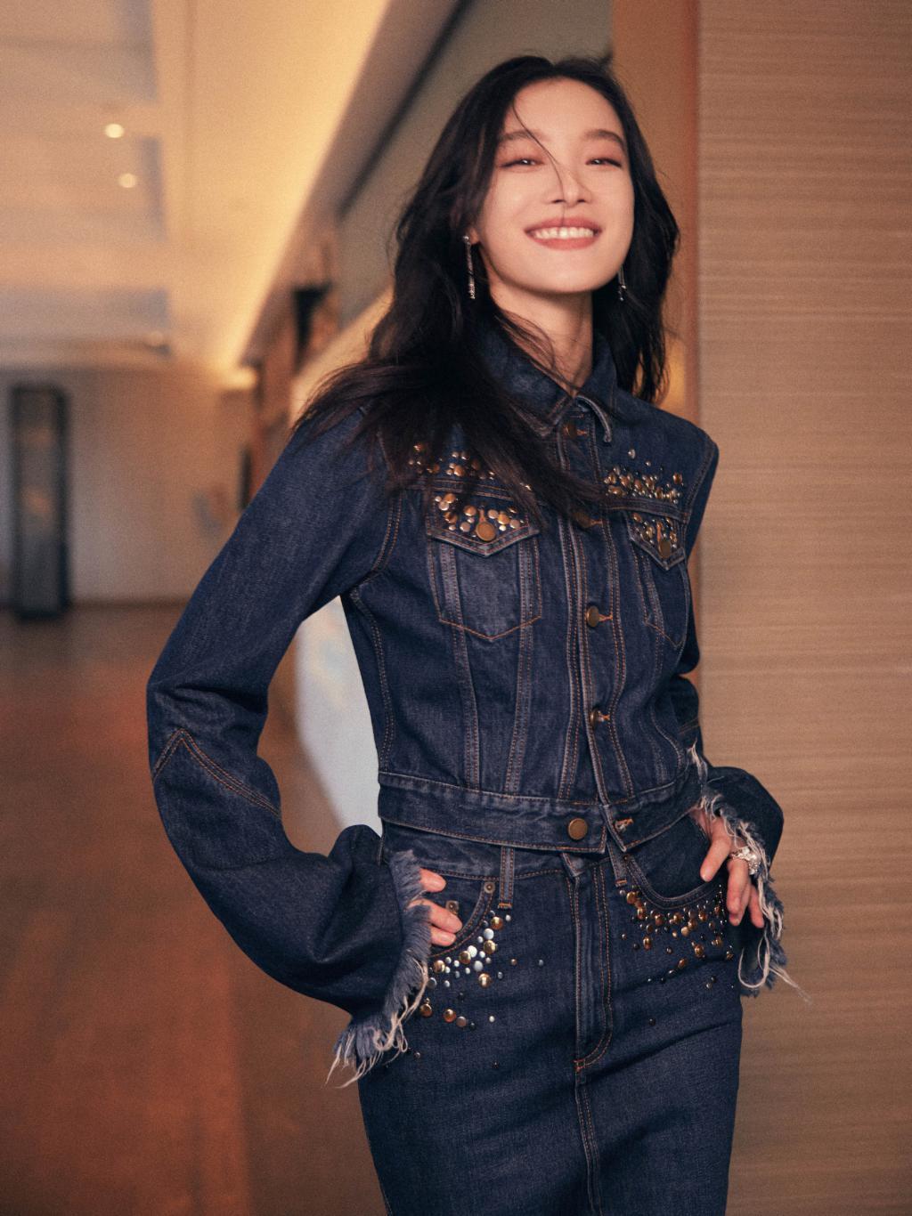 倪妮穿牛仔套装又酷又美 发丝飞舞气场全开