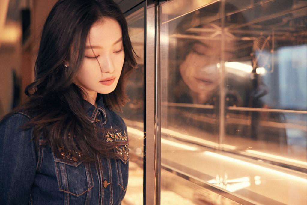 倪妮穿牛仔套装又酷又美 发丝飞舞气场全开