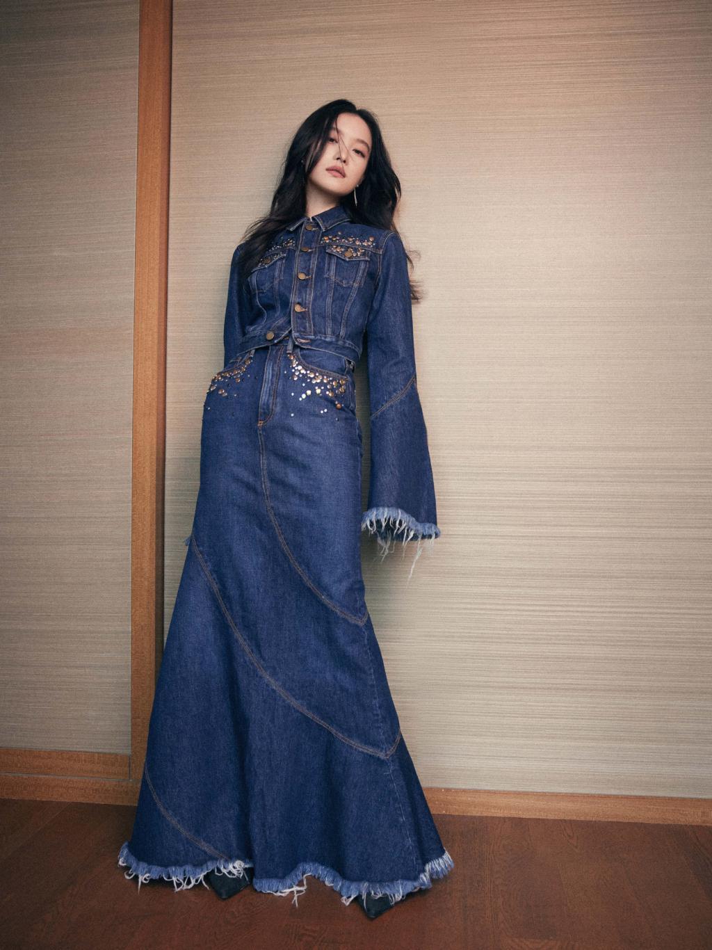 倪妮穿牛仔套装又酷又美 发丝飞舞气场全开