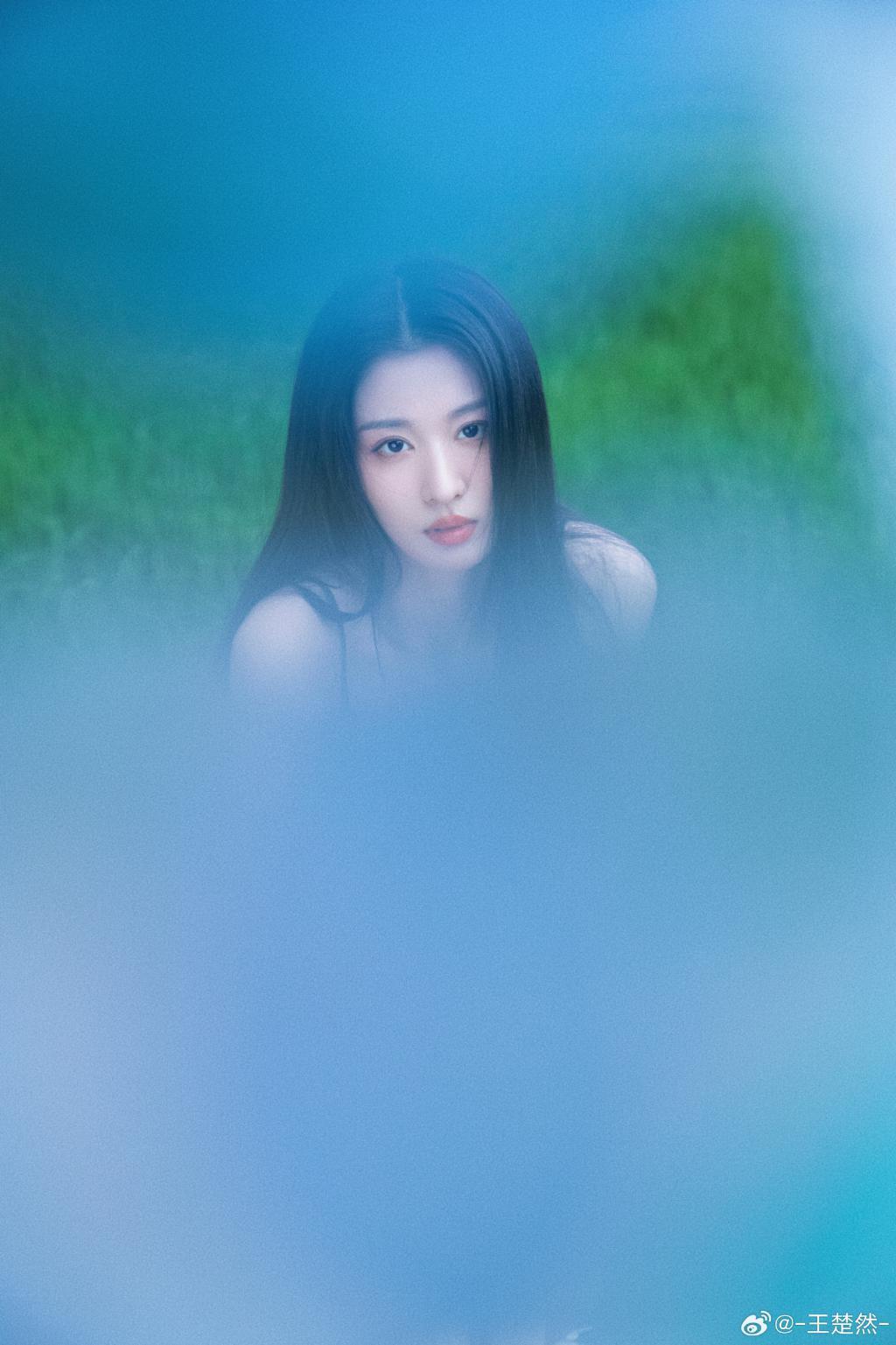 王楚然穿吊带裙清纯可人 置身田野治愈美好