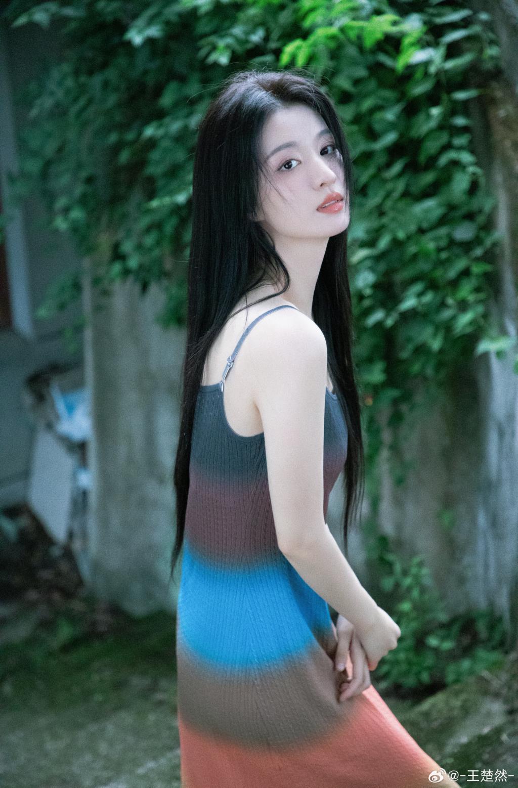王楚然穿吊带裙清纯可人 置身田野治愈美好