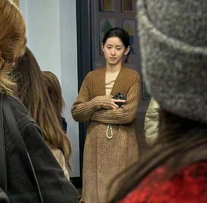 章泽天现身伦敦学校素颜憔悴 疑在给女儿求学铺路