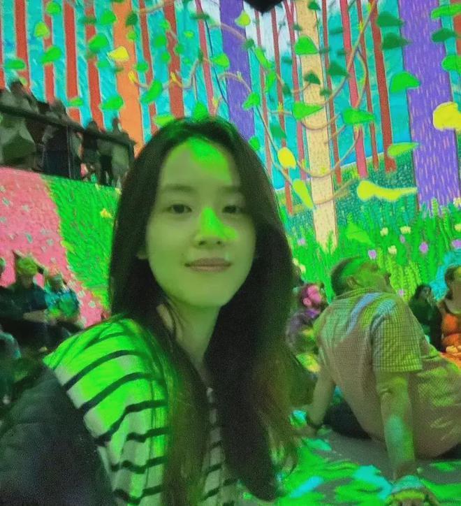 章泽天现身伦敦学校素颜憔悴 疑在给女儿求学铺路
