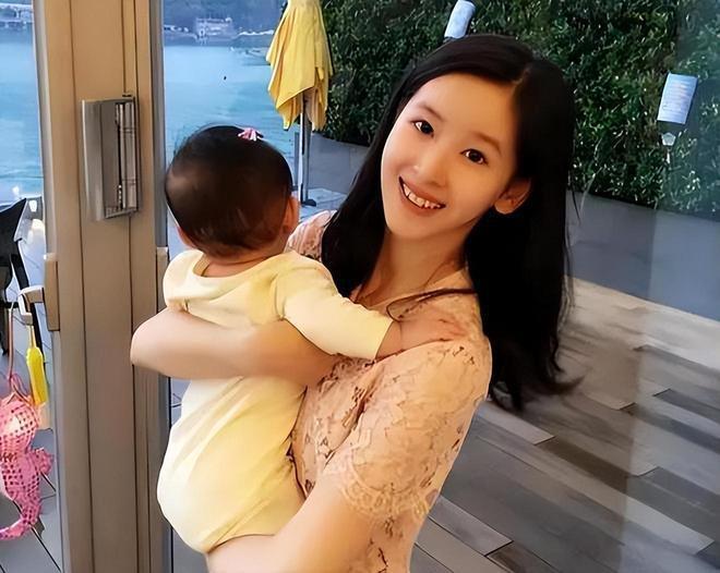 章泽天现身伦敦学校素颜憔悴 疑在给女儿求学铺路
