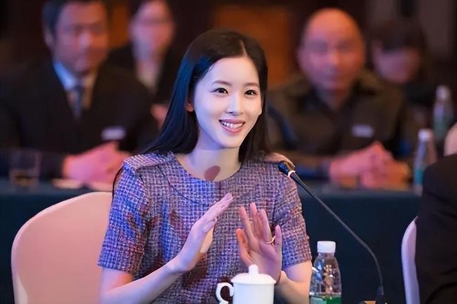 章泽天现身伦敦学校素颜憔悴 疑在给女儿求学铺路