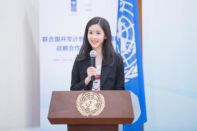 章泽天现身伦敦学校素颜憔悴 疑在给女儿求学铺路
