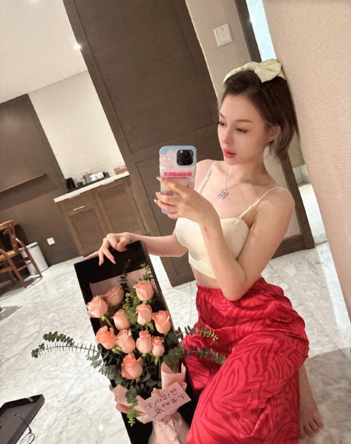 死性不改！郭美美出狱后又炫富，富二代男友开跑车送9万元包包