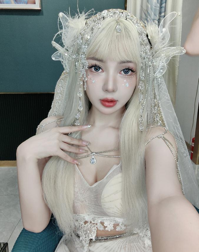 死性不改！郭美美出狱后又炫富，富二代男友开跑车送9万元包包