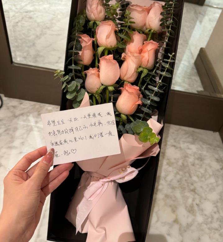 死性不改！郭美美出狱后又炫富，富二代男友开跑车送9万元包包