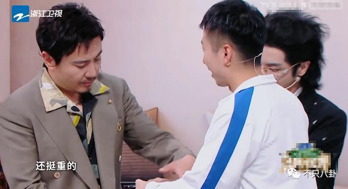 心疼她！这样的庆生方式和恶俗婚闹有什么区别？