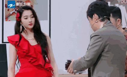 心疼她！这样的庆生方式和恶俗婚闹有什么区别？