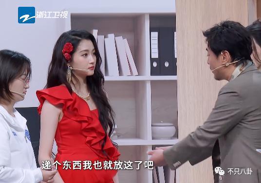 心疼她！这样的庆生方式和恶俗婚闹有什么区别？