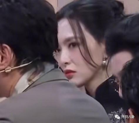 心疼她！这样的庆生方式和恶俗婚闹有什么区别？