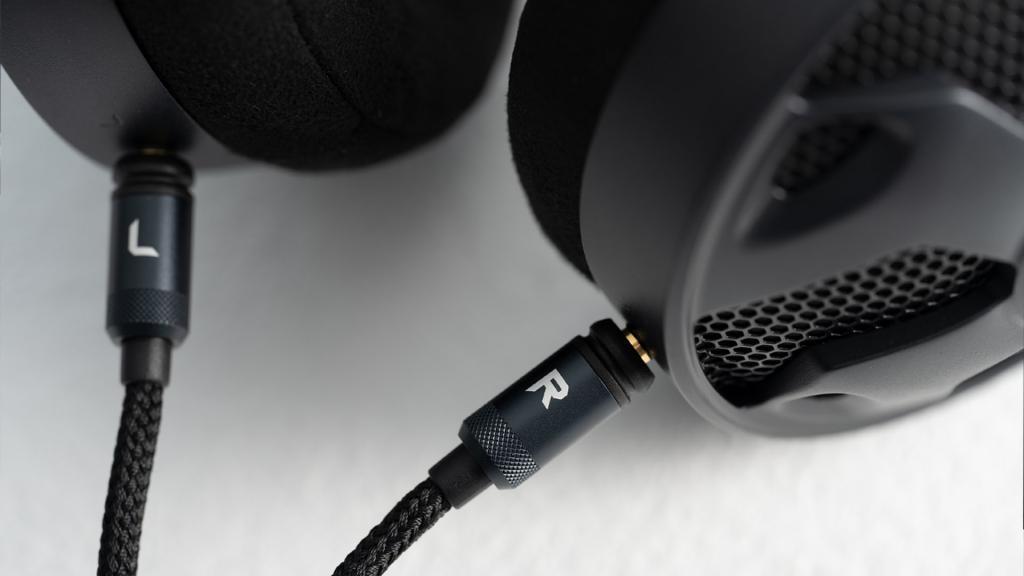 飞傲双 3.5mm 转可换插头耳机升级线 LL-RC 发布，售价 699 元