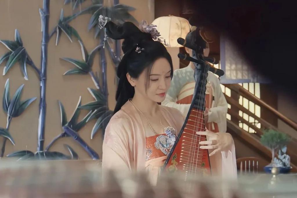 出场就把所有人看呆，这才是古装“头牌”该有的美貌