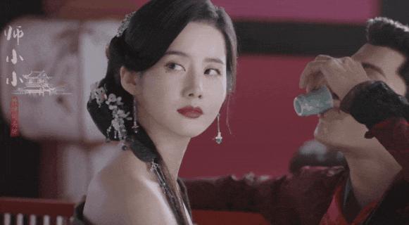 出场就把所有人看呆，这才是古装“头牌”该有的美貌