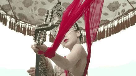 出场就把所有人看呆，这才是古装“头牌”该有的美貌